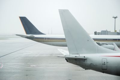 Zu sehen sind die hinteren Teil von zwei Flugzeugen. Das Bild soll veranschaulichen, dass Vermessungingenieurinnen auch im Flugzeugbau eingesetzt werden. 