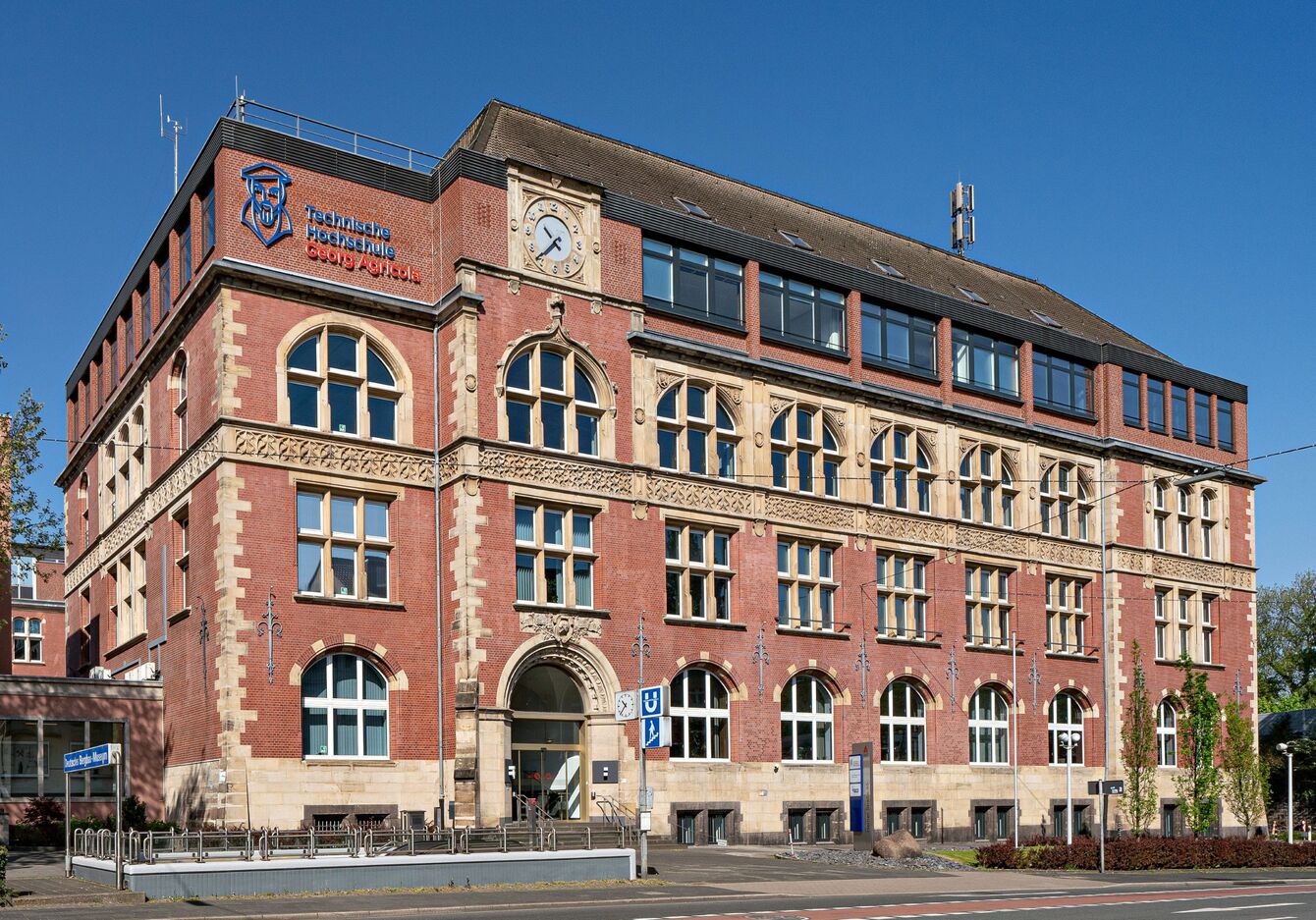 Hauptgebäude der THGA mit Haupteingang Campus THGA in Bochum