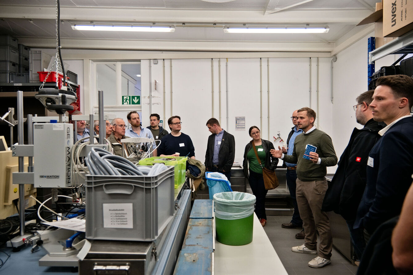 ReConnect@THGA: 2026 trafen sich erneut die Alumni der THGA zum Austausch und zur Vernetzung. Austausch in den Laboren der THGA.
