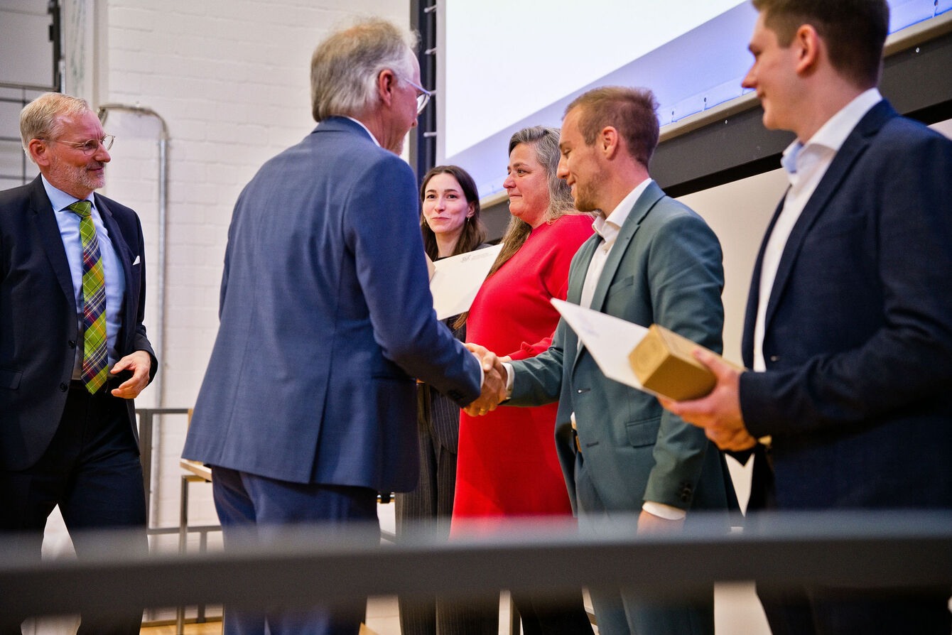 Graduierungsurkunden und Erinnerungsgeschenke wurden an die Absolventinnen und Absolventen überreicht. THGA. 