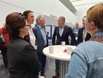 Gesprächskreis der Wissenschaftler:innen der THGA bei der Ankunft an einem Stehtisch.