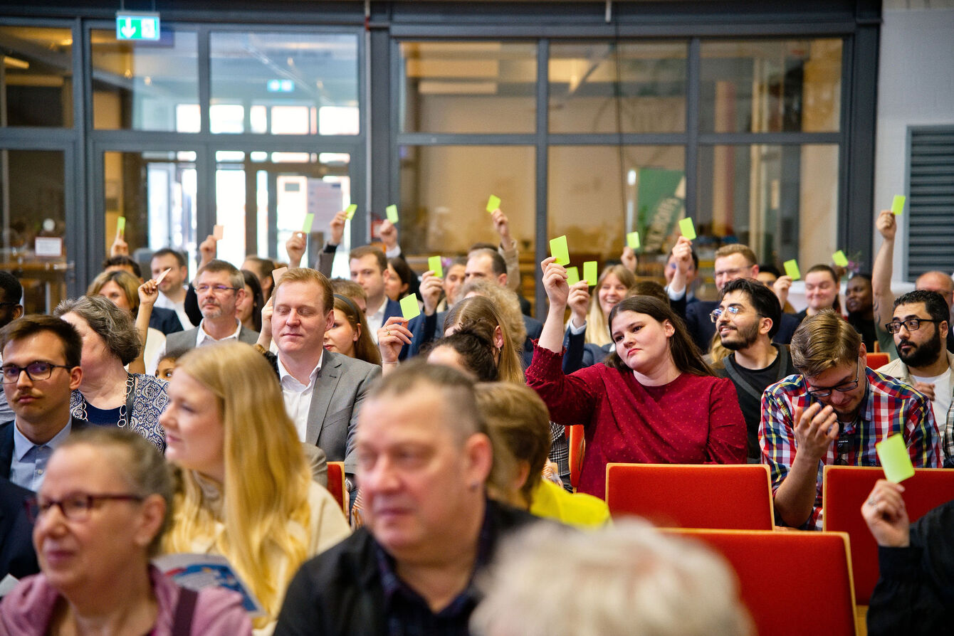 Über 200 Gäste im Studierendenzentrum zur Graduiertenfeier an der THGA. 