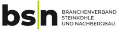 Das Logo des Branchenverbandes Steinkohle und Nachbergbau. Drei kleine Buchstaben: bs ein grüner Strich und n am Ende. 