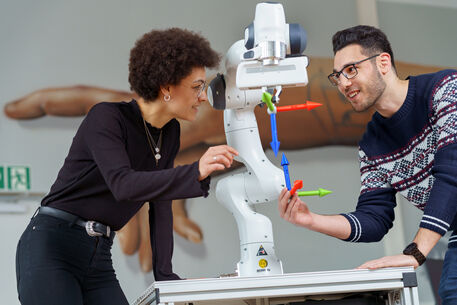 Studierende im Robotik-Labor