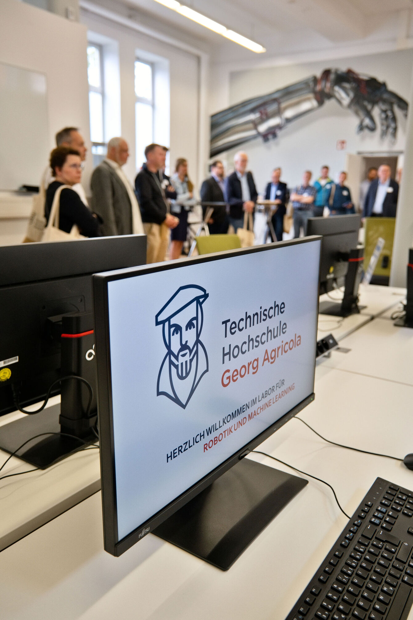 ReConnect@THGA: 2026 trafen sich erneut die Alumni der THGA zum Austausch und zur Vernetzung. Austausch in den Laboren der THGA.