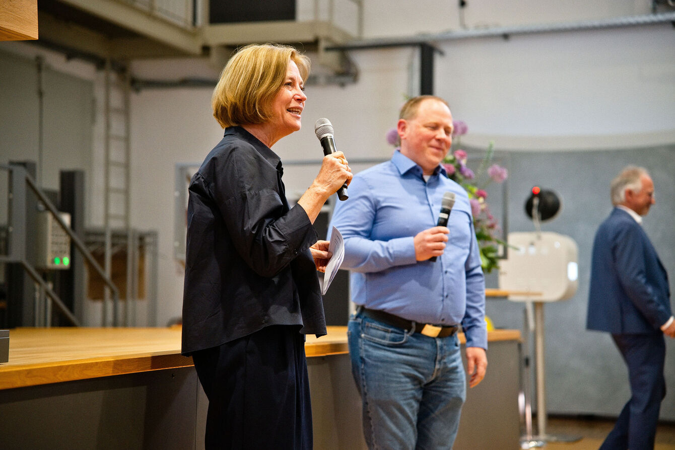 Hochschulpräsidentin Prof. Lengyel im Interview mit dem Betriebsleiter von RWE Gas. Graduiertenfeier der THGA.