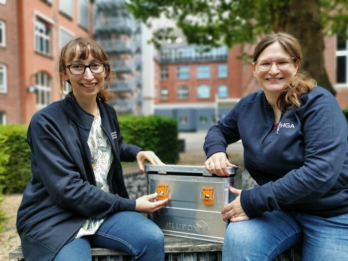 Lisa Michael (links) und Jasmin Gerau (rechts) präsentieren ein Rätsel der Rallye