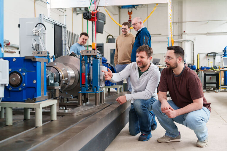 Laborarbeit rund um Antriebs- und Förderungstechnik des Bachelors Maschinenbau ist Teil des Studiums.