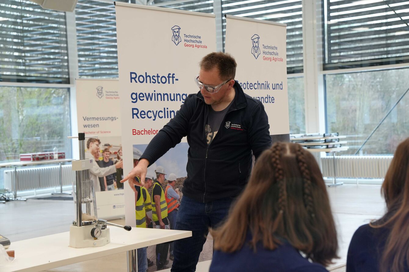 Im Bachelor Rohstoffingenieurwesen und Geotechnik geht es in Workshops um Festigkeiten von z.B. Baustoffen. Hier werden Härtegradmessungen durchgeführt. 