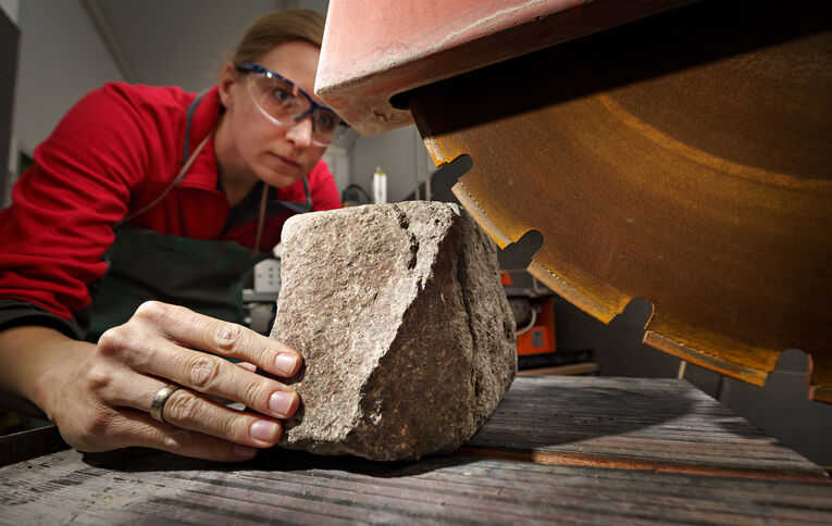 Steinmaterial im Labor Geotechnik und Nachbergbau. Geotechnische Prüfmethodik für Steine aus einem Tagbruch.