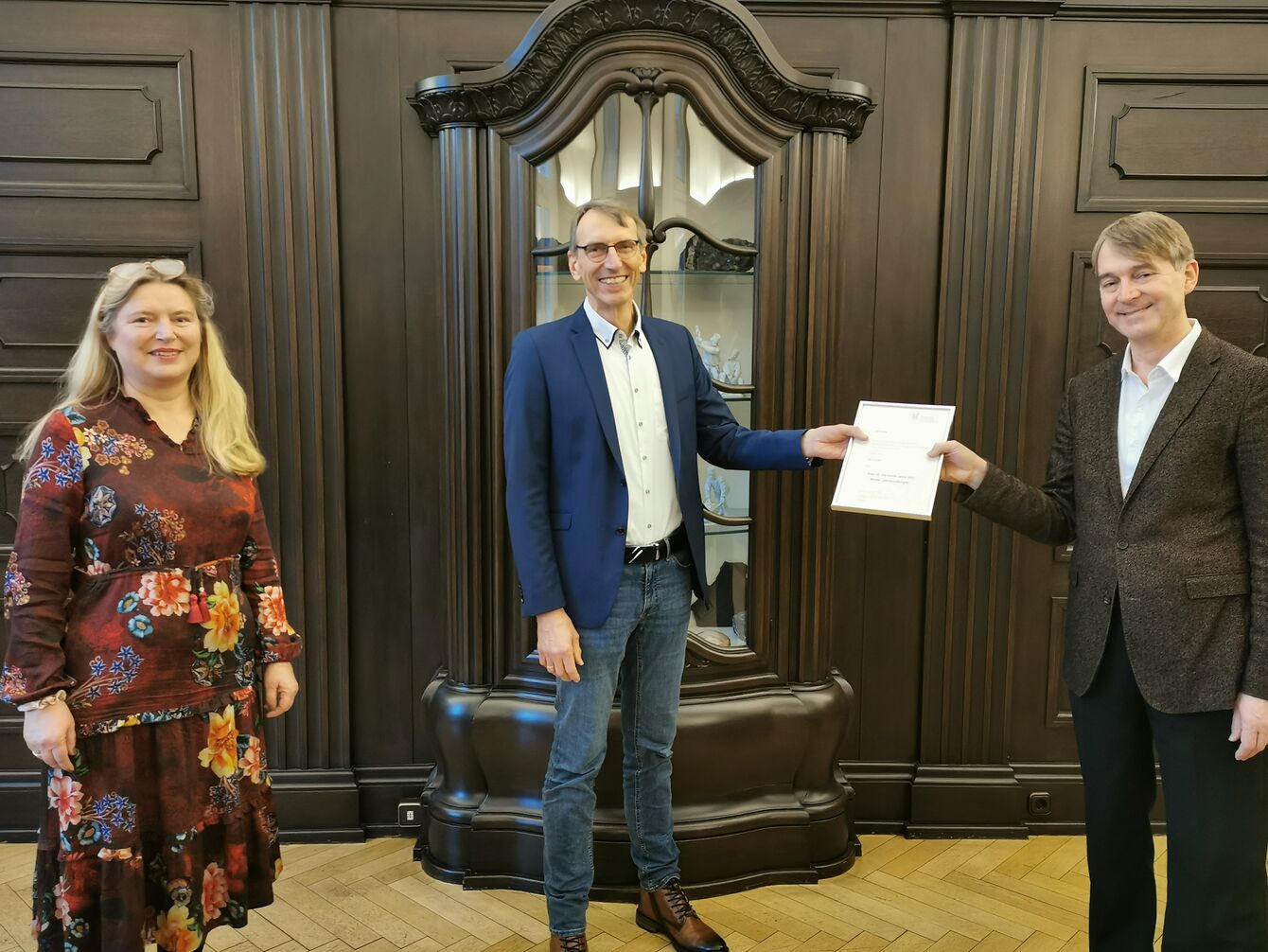Bester externer Lehrbeauftragter: Dirk Korthals (Mitte) mit Prof. Dr. Heike Kehlbeck (li.), Vizepräsidentin für Hochschulentwicklung, und THGA-Präsident Prof. Dr. Jürgen Kretschmann (re.)