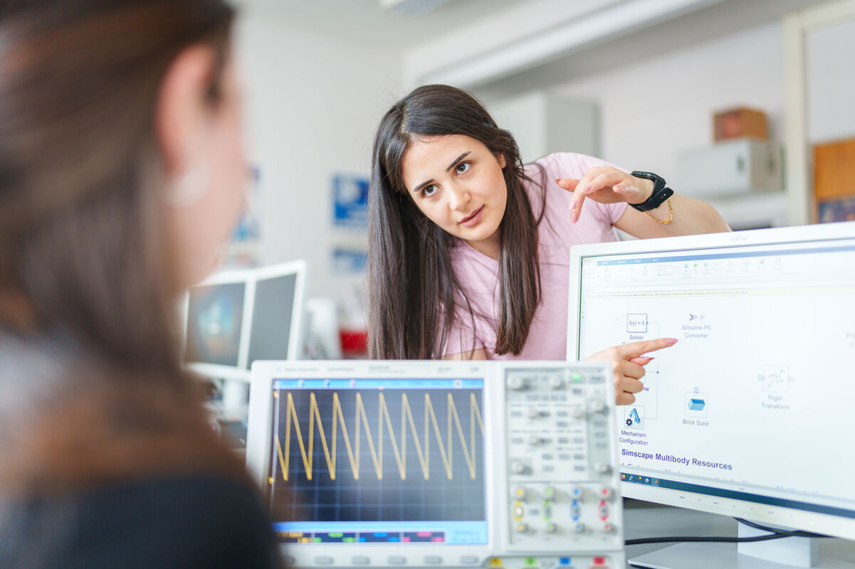 Im Labor für Mikroprozessortechnik wenden Studierende des Bachelor Elektrotechnik ihr Wissen direkt an. 