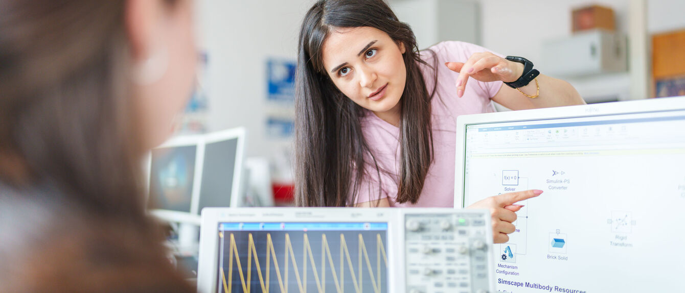 Im Labor für Mikroprozessortechnik wenden Studierende des Bachelor Elektrotechnik ihr Wissen direkt an. 