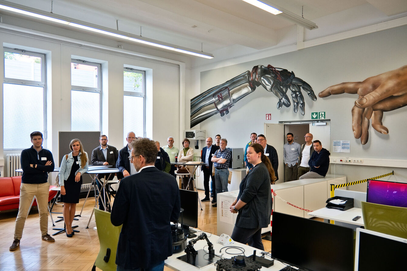 ReConnect@THGA: 2026 trafen sich erneut die Alumni der THGA zum Austausch und zur Vernetzung. Austausch in den Laboren der THGA.