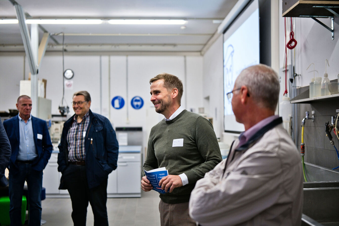 ReConnect@THGA: 2026 trafen sich erneut die Alumni der THGA zum Austausch und zur Vernetzung. Austausch in den Laboren der THGA.