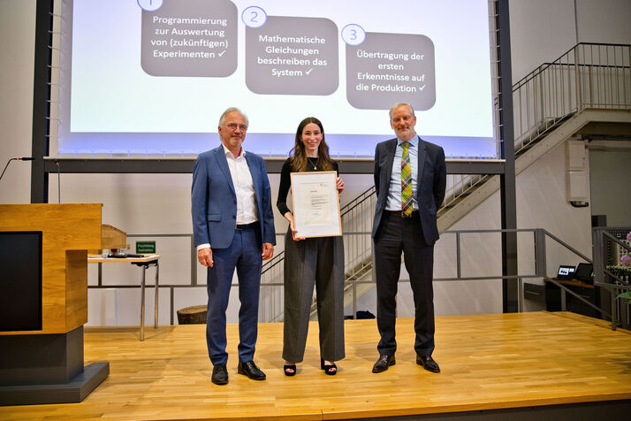 Jasmin Rothenbusch erhält den Heintzmann-Preis der THGA im Bereich Verfahrenstechnik.