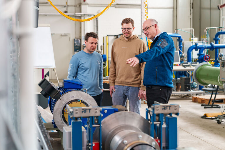 Praxiswissen zählt und ist wichtig im Maschinenbaustudium. Labor für Antriebs- und Fördertechnik.