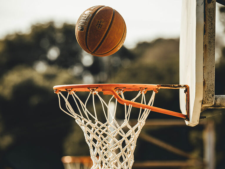Basketball fällt in den Basketballkorb