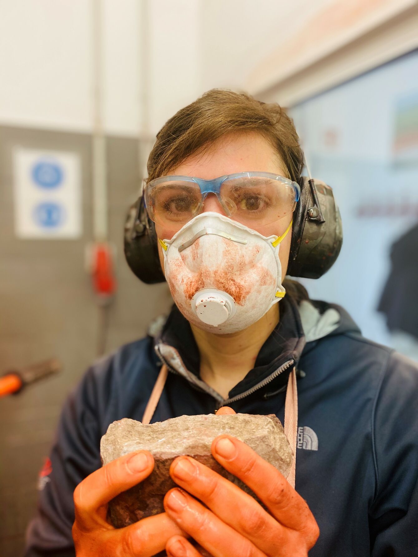 Leanne Schmitt bei der Bearbeitung der Proben