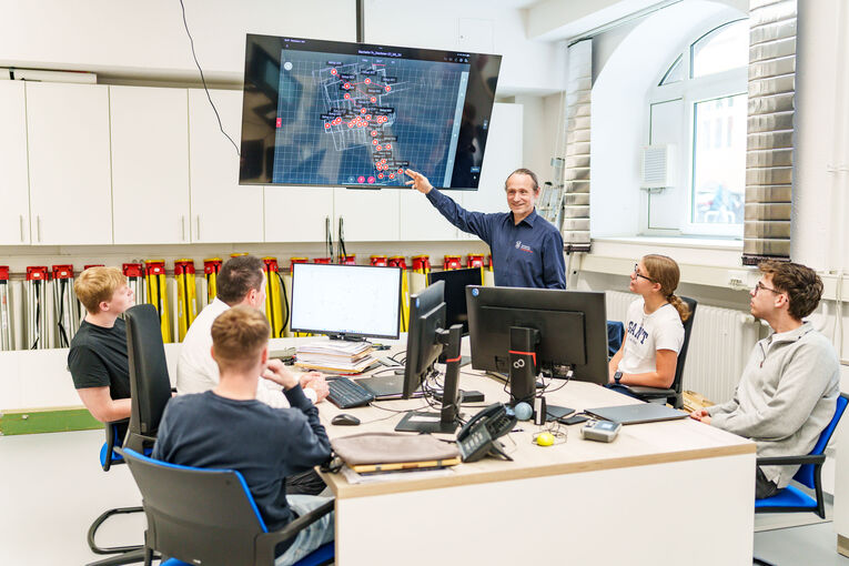 Geodäsie studieren und Vermessungsingenieur oder -ingenieurin werden.