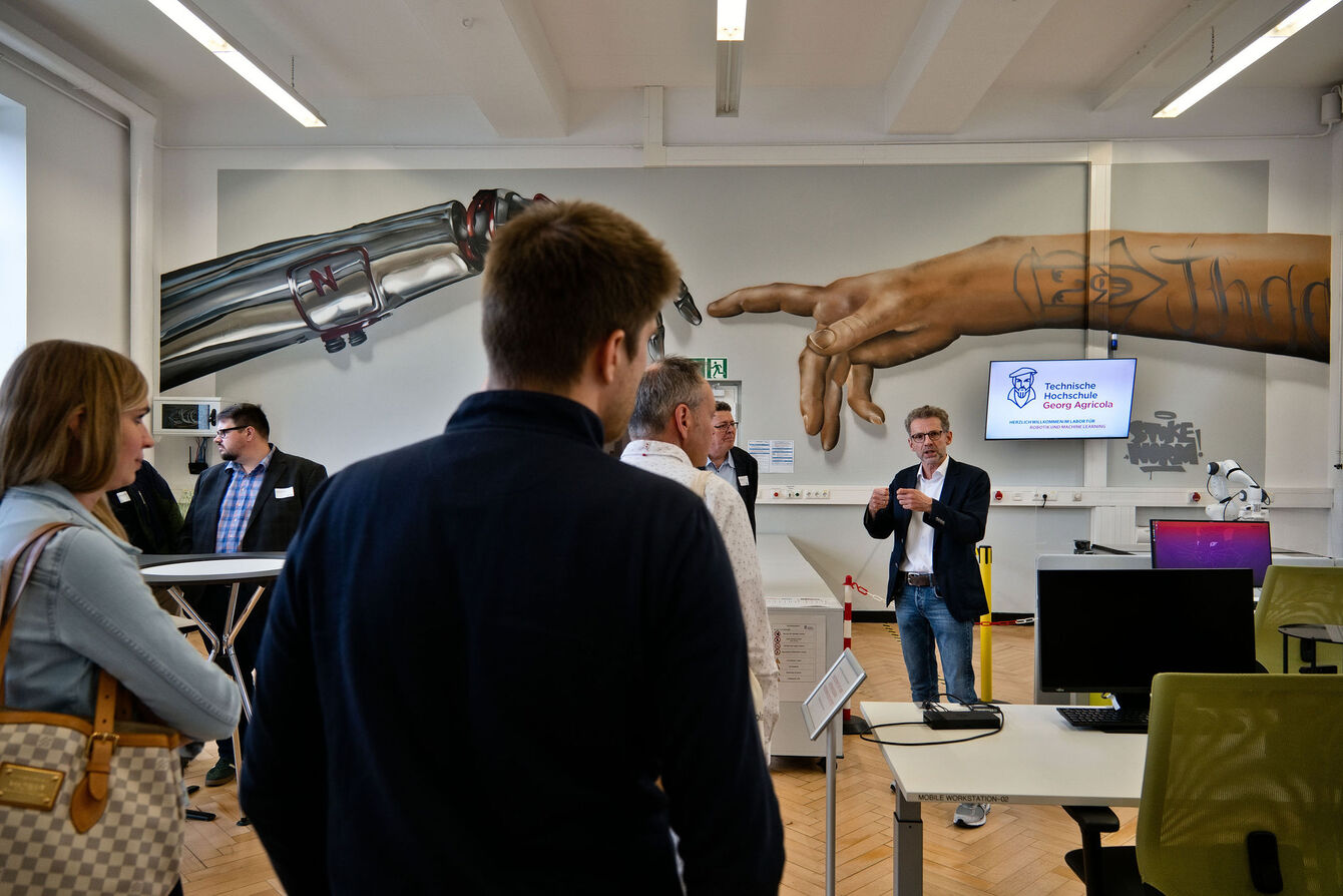 ReConnect@THGA: 2026 trafen sich erneut die Alumni der THGA zum Austausch und zur Vernetzung. Austausch in den Laboren der THGA.
