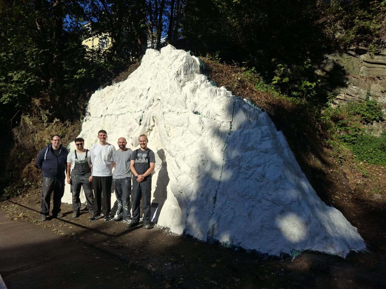 Eingegipster Berg und das Team von THGA und Deutschem Bergbau-Museum