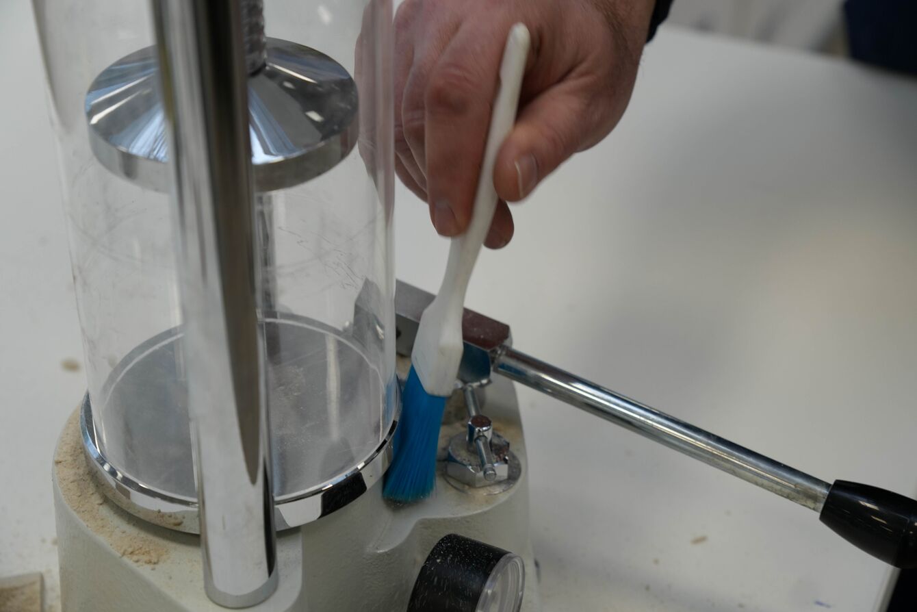 Härtegradmessung und Festigkeiten von Stoffen spielen auch im Recycling von Baumaterialien eine große Rolle. Damit beschäftigen sich die Laborpraktika des Bachelor Rohstoffgewinnung und Recycling.