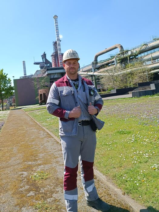 Daniel Heckhoff vor einem Hochofen bei thyssenkrupp