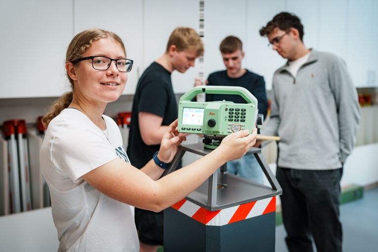 Studierendengruppe des Bachelor Vermessungswesen bei der praktischen Arbeit. 