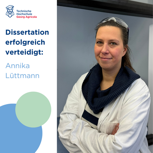 Annika Lüttmann steht im Laborkittel im Labor und hat die Arme zufrieden verschränkt