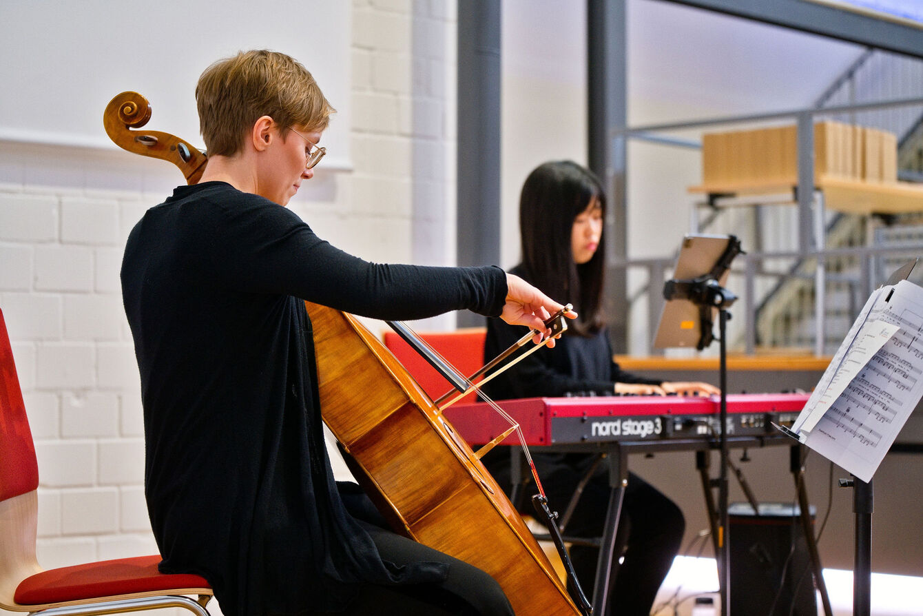 Feierliche Stimmung mit musikalischer Untermalung von Cello und Klavier. 