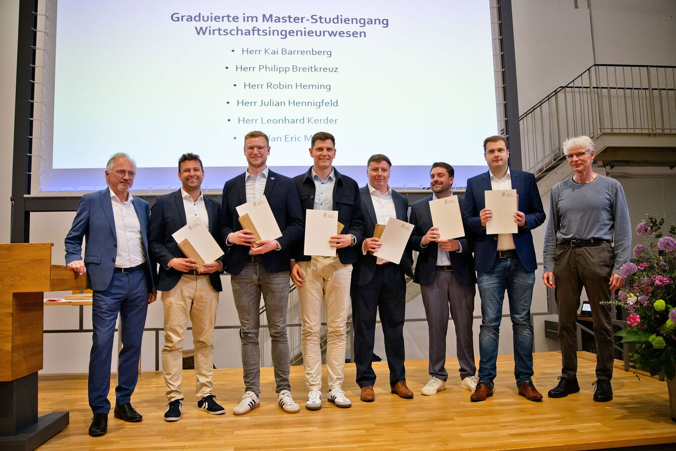 Erfolgreich abgeschlossen. Studierende des Bereichs Wirtschaftsingenieurwesen. THGA. 