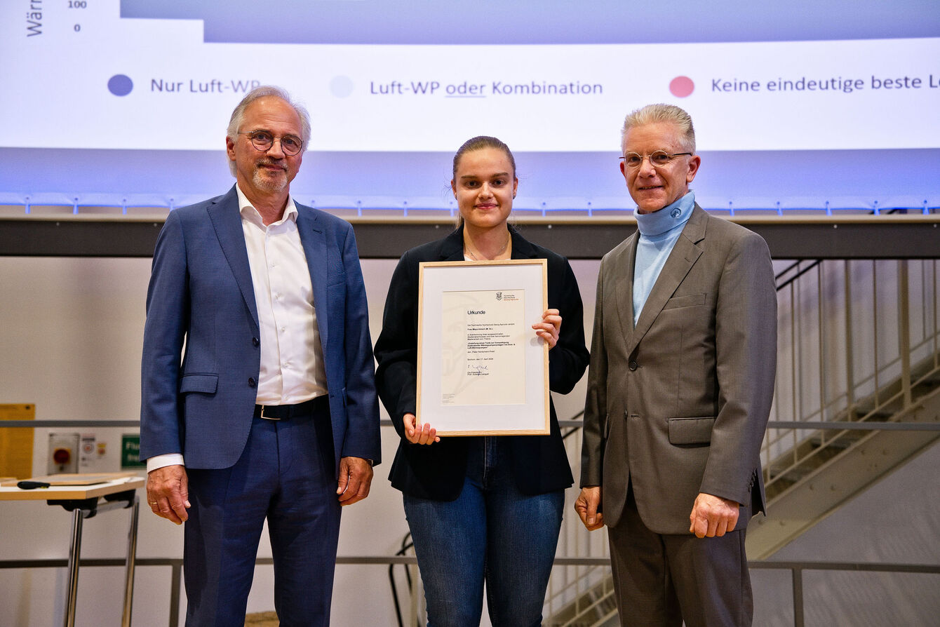 Maya Irmsch erhält den Heintzmann-Preis im Bereich Maschinenbau der THGA. 