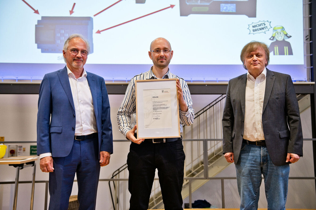 Nathan Wiebelitz (Bachelor Elektrotechnik) erhielt den Heintzmann-Preis für seine Abschlussarbeit. 