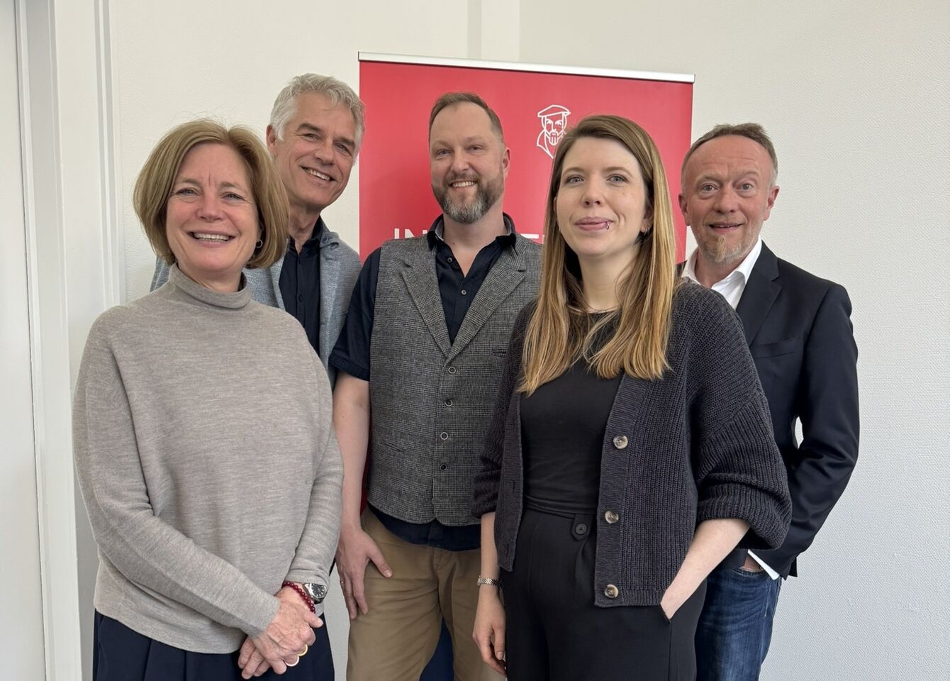 Bild von links: Prof. Susanne Lengyel, Präsidentin der THGA, Joachim Schröer, TK-Berater, Marc Rohde, TK Hochschulberater, Elias Zander, Studentisches Gesundheitsmanagement THGA, Michael Prange, Vizepräsident für Forschung und Transfer an der THGA. 