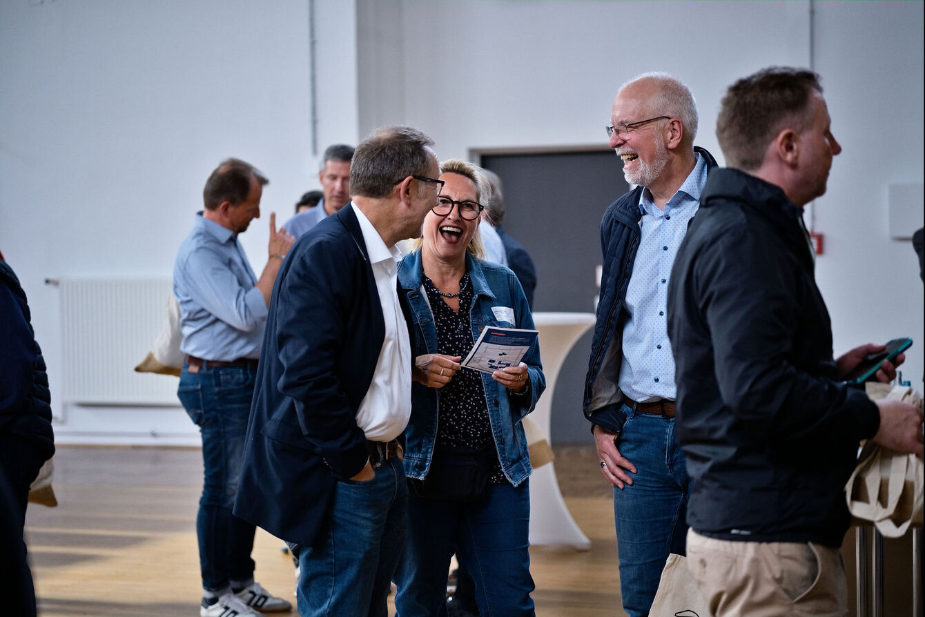 ReConnect@THGA: 2026 trafen sich erneut die Alumni der THGA zum Austausch und zur Vernetzung. Austausch in den Laboren der THGA.