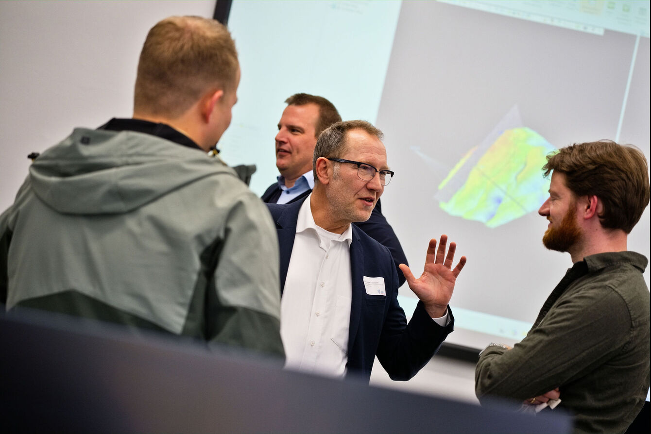 ReConnect@THGA: 2026 trafen sich erneut die Alumni der THGA zum Austausch und zur Vernetzung. Austausch in den Laboren der THGA.