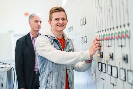 Labor und Praxisarbeit in der Elektrotechnik. Ein Studierenden mit seinem Professor im Labor für Maschinen und Leistungselektronik.