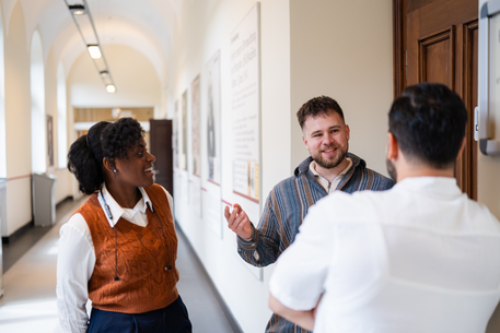 Die zentrale Studienberatung an der THGA unterstützt mit Informationen und Beratung zum Studium.