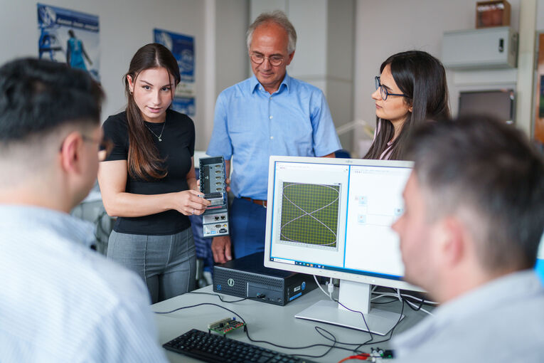 Studierende experimentieren im Labor für Mikroprozessor- und Automatisierungstechnik der THGA.