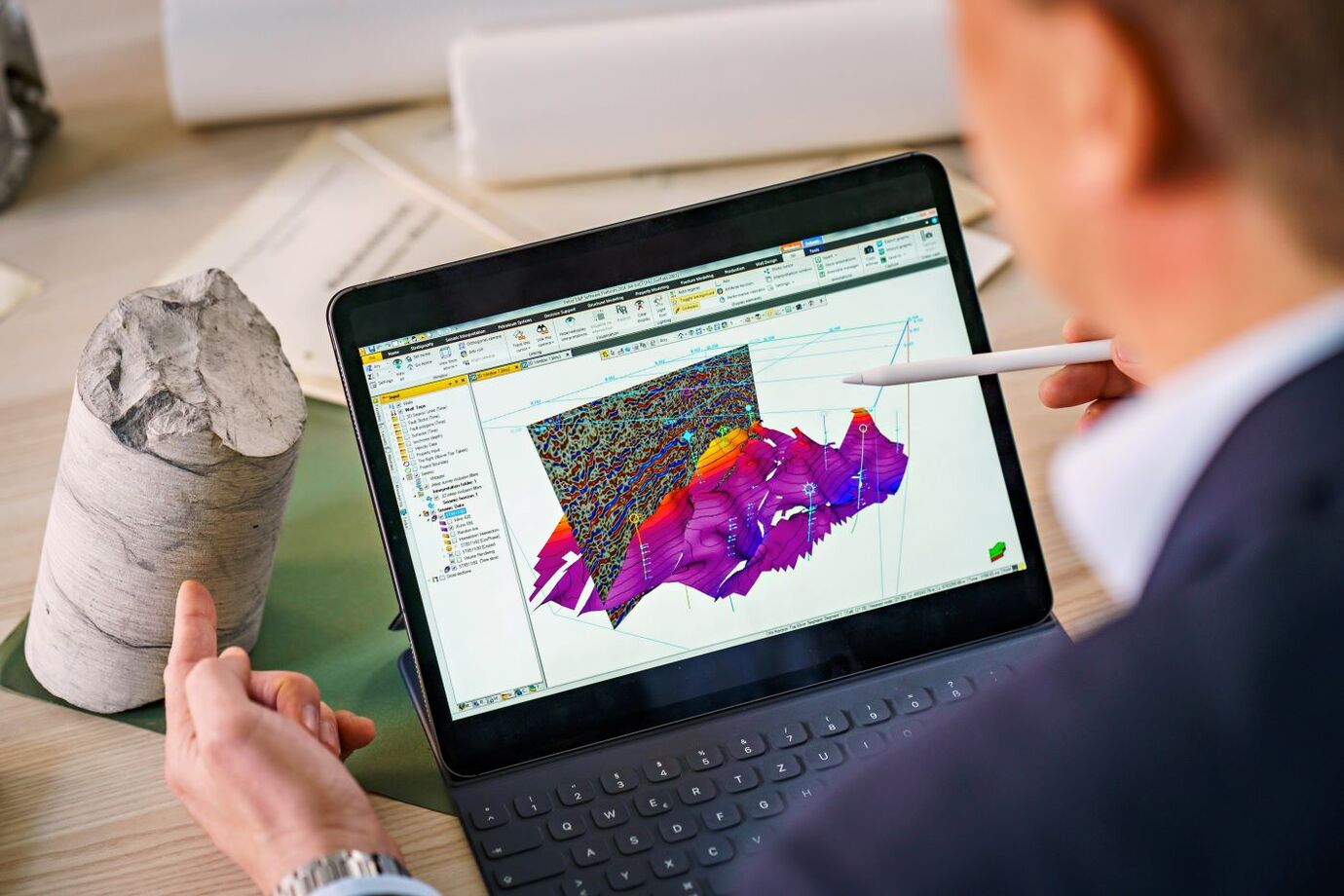 Geomonitoring: Zu sehen ist ein Bohrkern mit einer computergestützten farbigen Auswertung am Bildschirm.