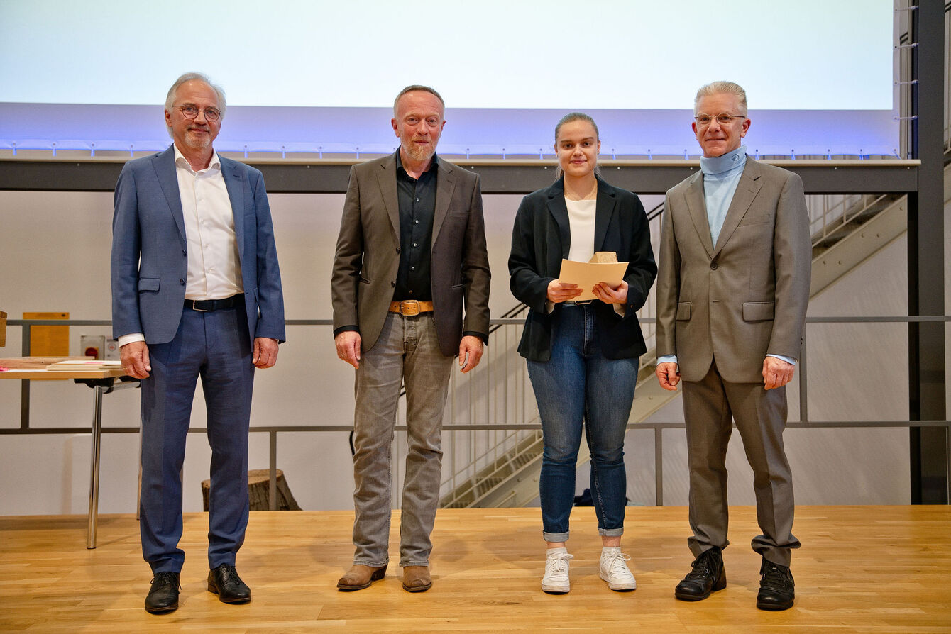 Masterabsolventin im Studiengang Maschinenbau erfolgreich abgeschlossen. Graduierungsfeier THGA. 