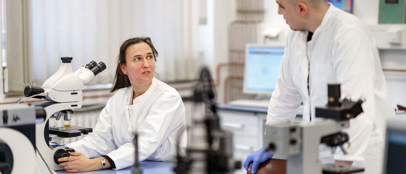 Laborpraktika hier mit mikroskopischen Untersuchungen sind fester Bestandtteil des Bachelor- wie Masterstudiums rund um das Thema Materialwissenschaften 
