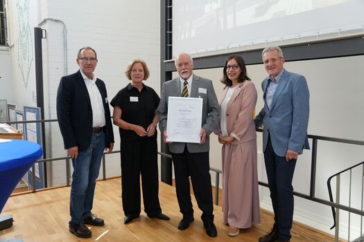 Bildbeschreibung von links: Prof. Ludger Rattmann, Vizepräsident für Hochschulentwicklung, Prof. Susanne Lengyel, Präsidentin der THGA, Michael Kirchner, Lehrbeauftragter der THGA, Prof. Isabella Risini, Lehrende für Bergrecht an der THGA, Prof. Peter Goerke-Mallet, Senior Consultant Forschungszentrum Nachbergbau und Förderverein der THGA