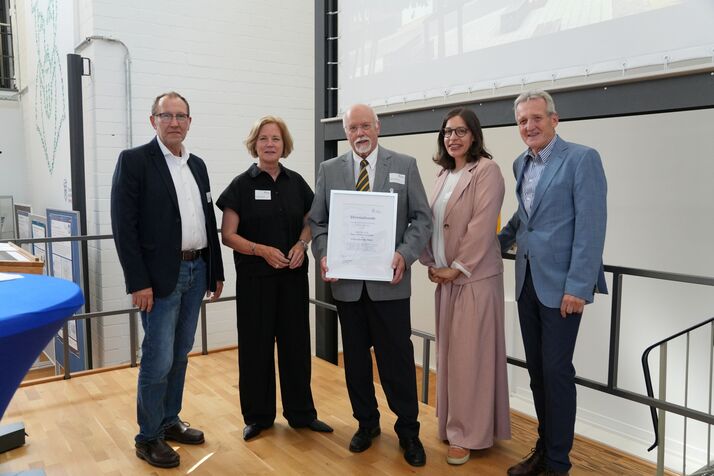Bildbeschreibung von links: Prof. Ludger Rattmann, Vizepräsident für Hochschulentwicklung, Prof. Susanne Lengyel, Präsidentin der THGA, Michael Kirchner, Lehrbeauftragter der THGA, Prof. Isabella Risini, Lehrende für Bergrecht an der THGA, Prof. Peter Goerke-Mallet, Senior Consultant Forschungszentrum Nachbergbau und Förderverein der THGA