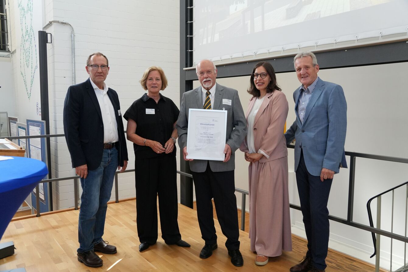 Bildbeschreibung von links: Prof. Ludger Rattmann, Vizepräsident für Hochschulentwicklung, Prof. Susanne Lengyel, Präsidentin der THGA, Michael Kirchner, Lehrbeauftragter der THGA, Prof. Isabella Risini, Lehrende für Bergrecht an der THGA, Prof. Peter Goerke-Mallet, Senior Consultant Forschungszentrum Nachbergbau und Förderverein der THGA