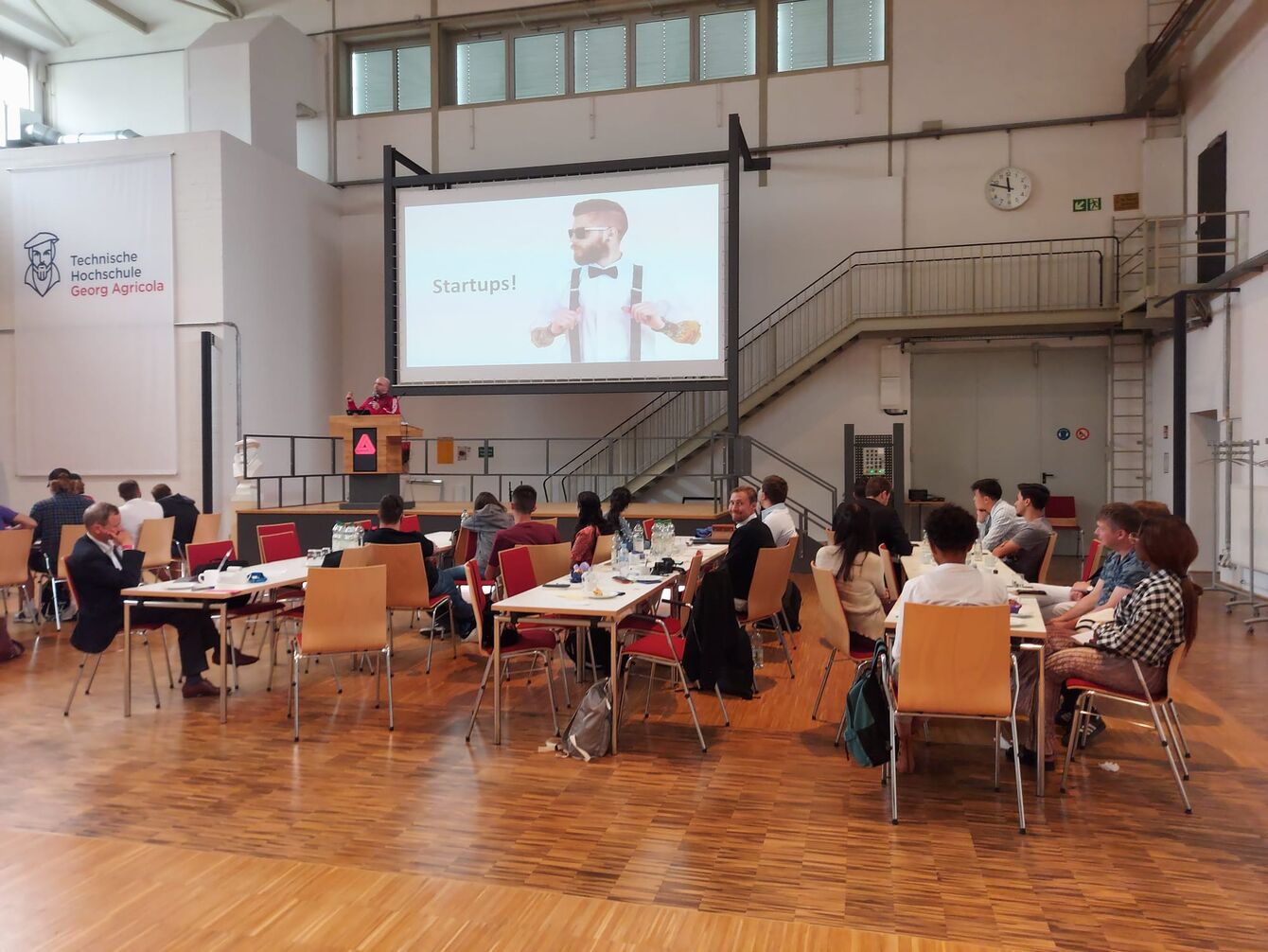The Pitch Doctor auf der Bühne im Studierendenzentrum