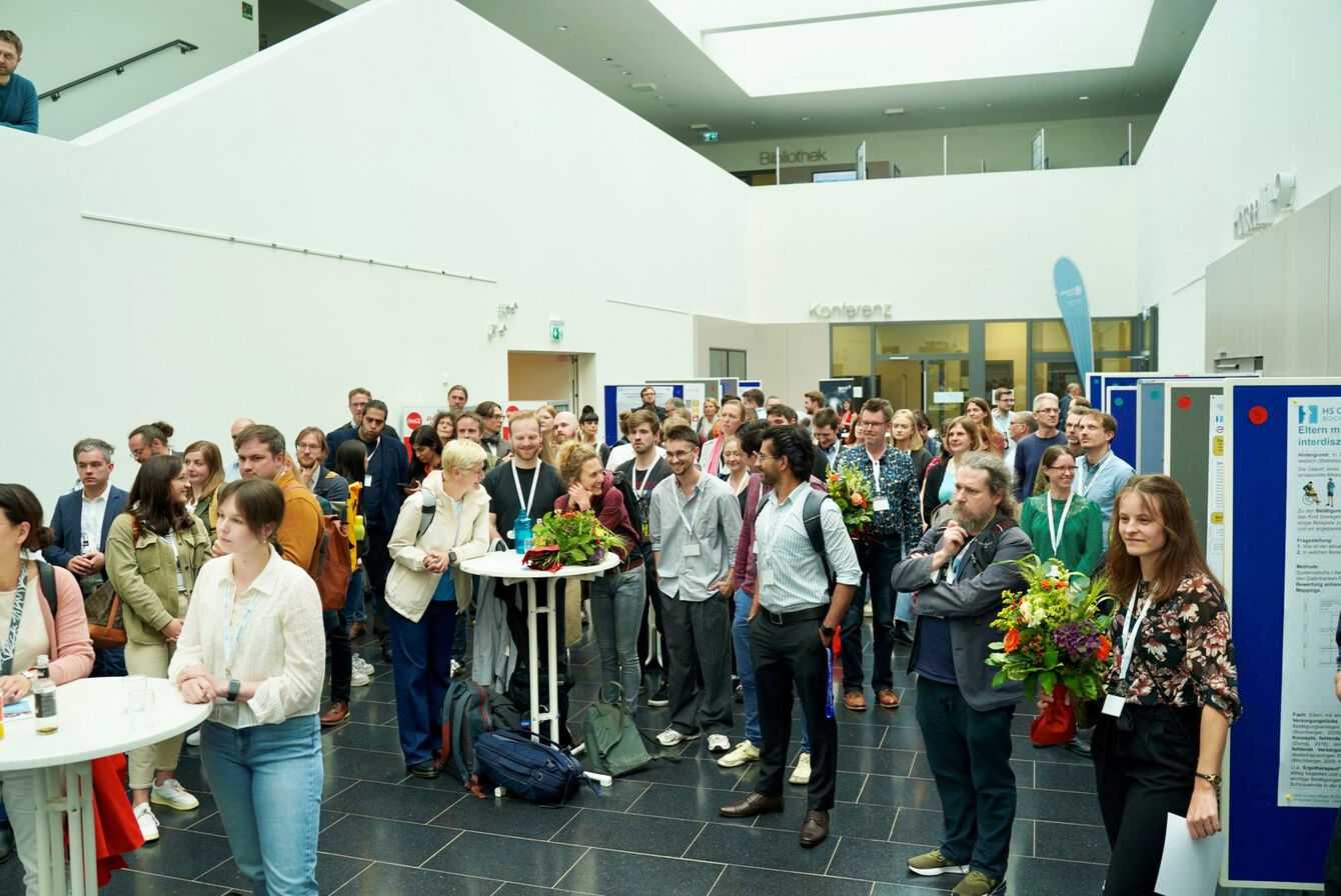 Rund 180 Teilnehmende zum Abschluss des Symposiums im Atrium der HS Gesundheit.