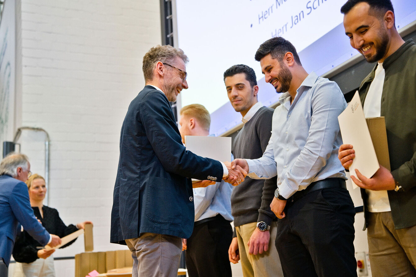 Feierliche Urkundenverleihung zum Studienabschluss im Bereich Informationstechnik und Digitalisierung an der THGA. 