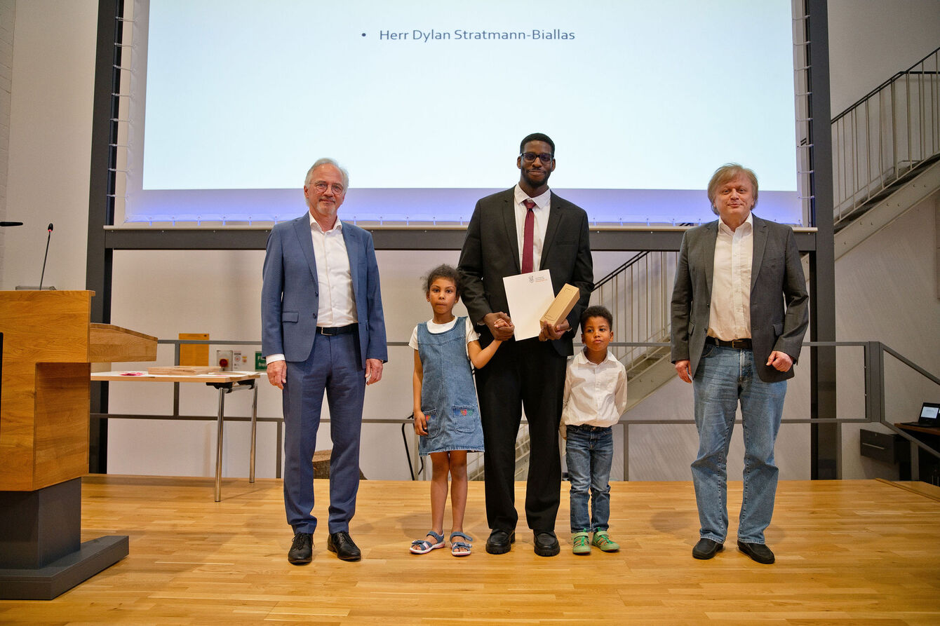 Maschinenbauabsolvent mit Nachwuchs. Feierliche Graduiertenfeier an der THGA. 